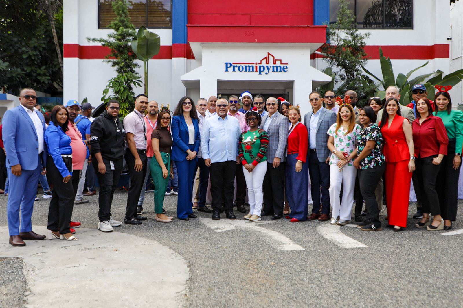 Director Promipymr Da Bienvenida A La Navidad